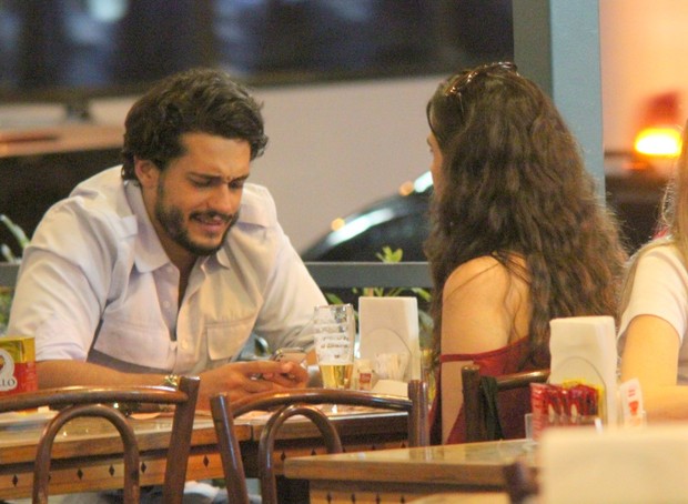 Raphael Viana com morena em restaurante na Zona Sul do Rio (Foto: Fausto Candelária/ Ag. News)
