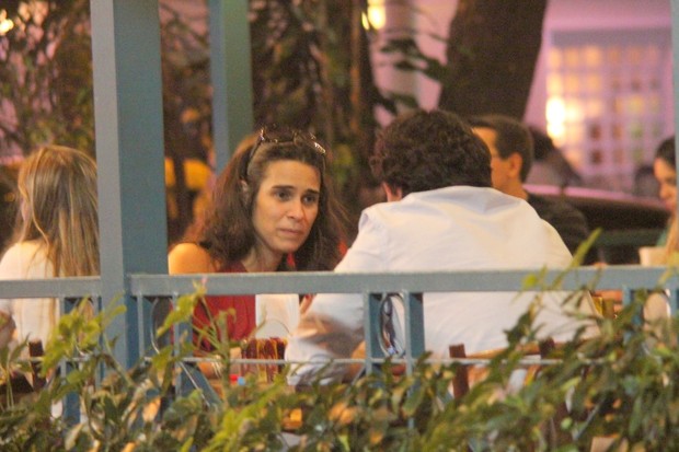 Raphael Viana com morena em restaurante na Zona Sul do Rio (Foto: Fausto Candelária/ Ag. News)