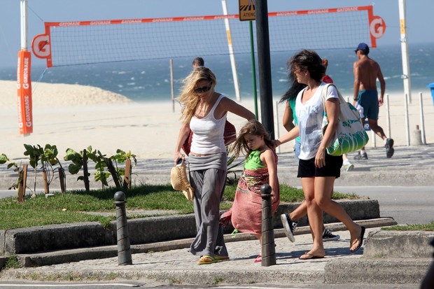 Amora Mautner passeia com a filha na orla do Leblon (Foto: Wallace Barbosa/AgNews)