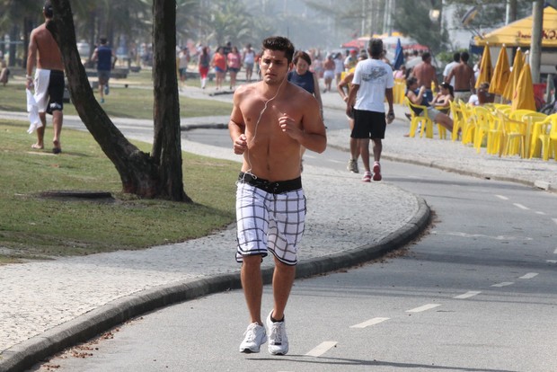 Bruno Gissoni correndo no Recreio, Rio de Janeiro (Foto: Fábio Martins / Agnews)