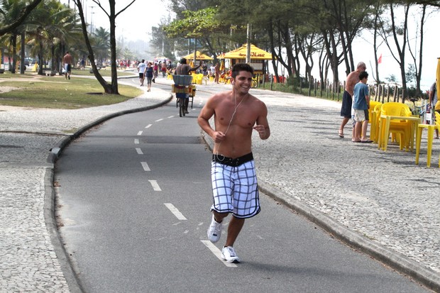 Bruno Gissoni correndo no Recreio, Rio de Janeiro (Foto: Fábio Martins / Agnews)