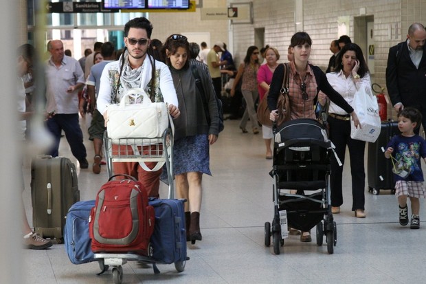 Mel Lisboa no aeroporto Santos Dumont com a família (Foto: Henrique Oliveira / Foto Rio News)
