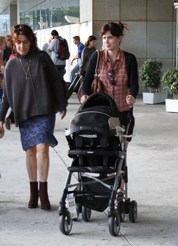Mel Lisboa no aeroporto Santos Dumont com a família (Foto: Henrique Oliveira / Foto Rio News)
