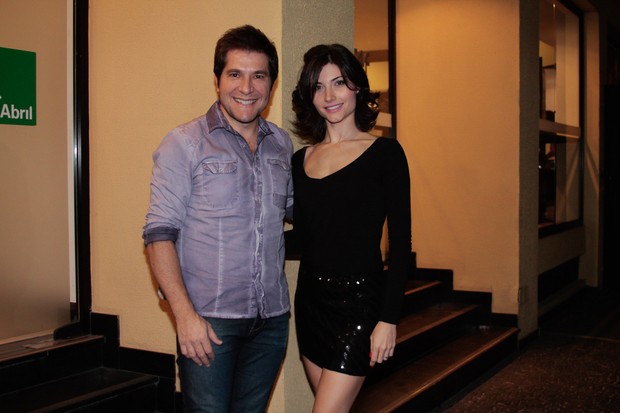 Daniel e a mulher Aline vão a teatro em São Paulo (Foto: Marcos Ribas/ Foto Rio News)