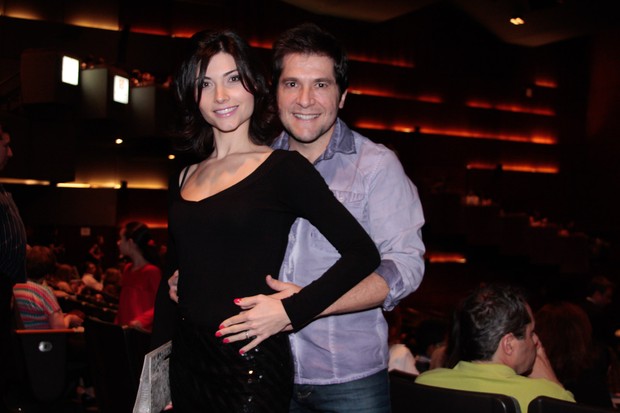 Daniel e a mulher Aline vão a teatro em São Paulo (Foto: Marcos Ribas/ Foto Rio News)