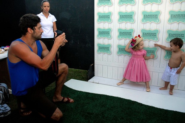Victor Pecoraro fotografando a filha Sophia (Foto: Gisele França / Divulgação)