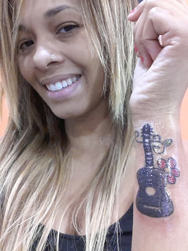 Juliana Diniz apagando a tattoo do ex, thiaguinho (Foto: Divulgação)