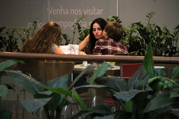 Lizandra Souto ganha beijinho do filho Yago (Foto: Ag News/ Daniel Delmiro)