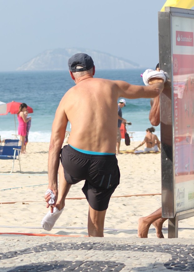 Marcos Caruso na praia no Rio (Foto: Fausto Candelária/AgNews)