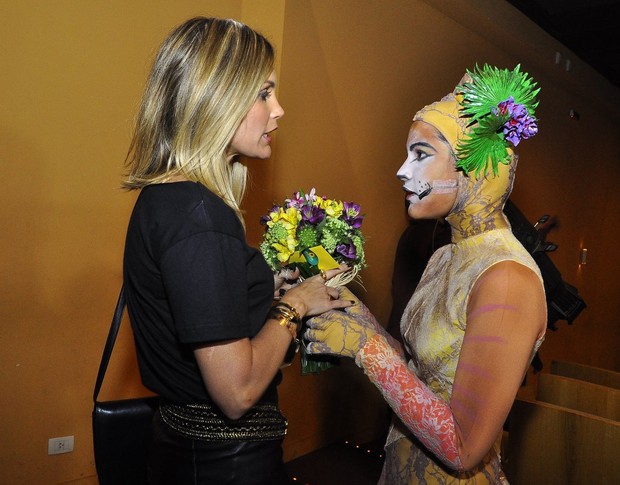 Giulia conversa com a mãe após o espetáculo (Foto: EGO/ Roberto Teixeira)