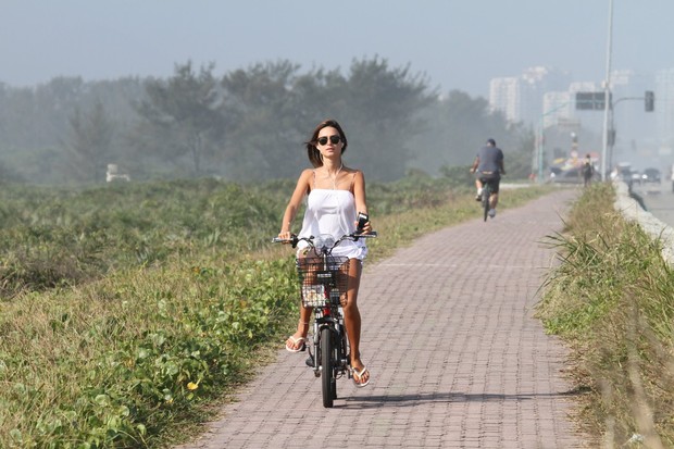 Com saída de praia sexy, Thaila Ayala anda de bike (Foto: Ag News/ Dilson Silva)