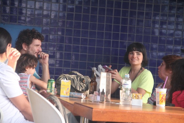 Daniel de Oliveira e Vanessa Giácomo almoçam com os filhos (Foto: Ag News/ Dilson Silva)