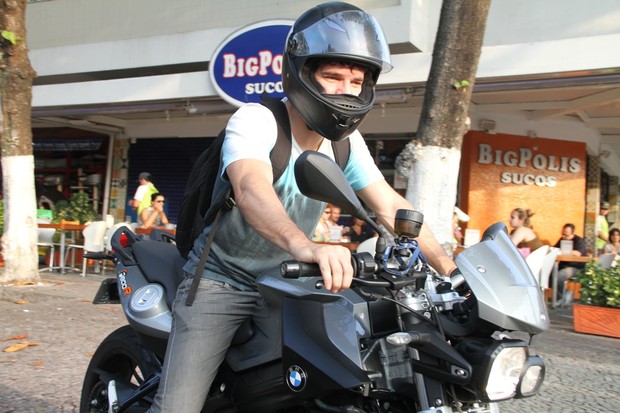 Daniel de Oliveira vai embora de moto (Foto: Ag News/ Dilson Silva)