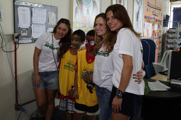 Nivea Stelamann, Fernanda Rodrigues e Fabiula Nascimento no espaço criança esperança, no morro do cantagalo (Foto: Henrique Oliveira/Fotorio News)