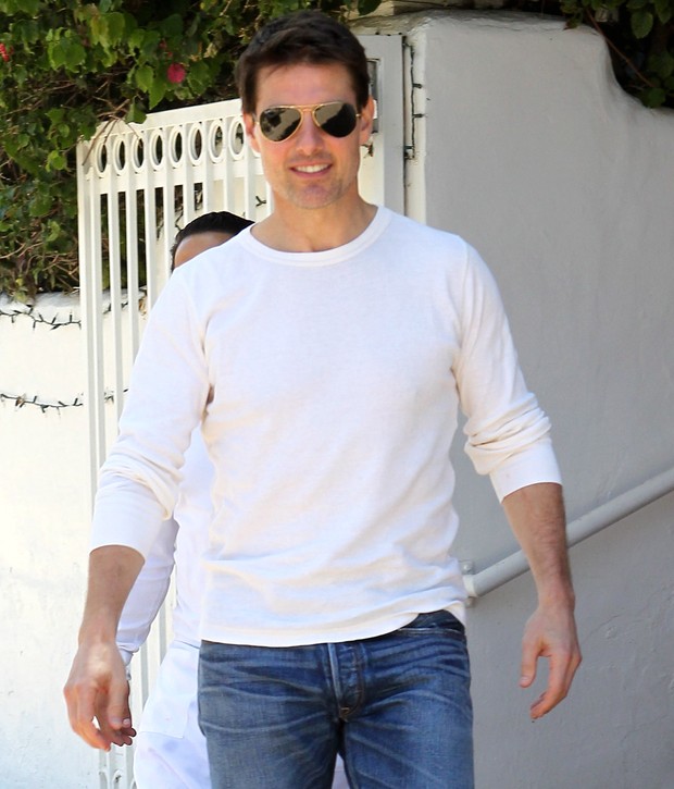 Tom Cruise sai de casa e é cercado por paparazzi (Foto: X17)