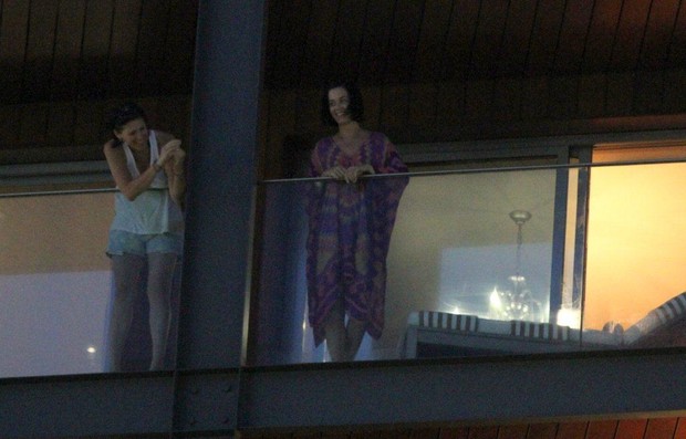 Katy Perry olha a movimentação na janela do hotel em Copacabana (Foto: Ag News/ André Freitas)