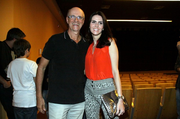 Lisandra Souto cumprimenta Marcos Caruso após sessão da peça ‘Em nome do jogo’, no Rio (Foto: Graça Paes/ Foto Rio News)
