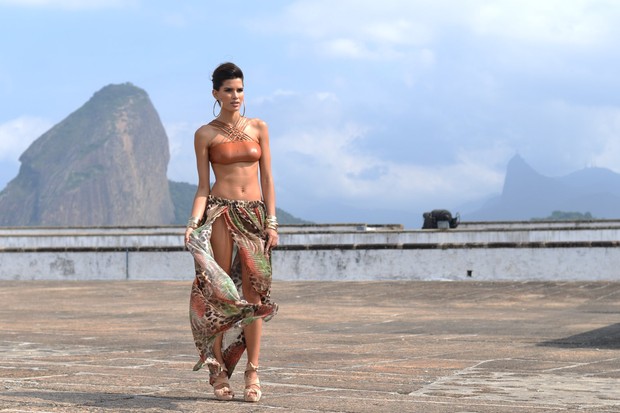 Raica Oliveira fotografa para calendário de moda, no Rio (Foto: André Muzell / AgNews)