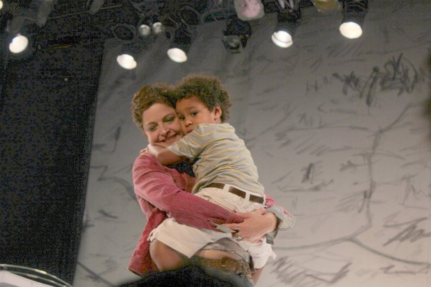 Drica Moraes com o filho Matheus em teatro no Rio (Foto: Fausto Candelária/ Ag. News)
