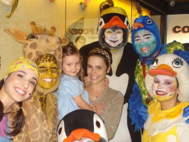 Débora Falabella e a filha Nina com o elenco da peça ‘Bagunça no Zoológico’ (Foto: Divulgação)