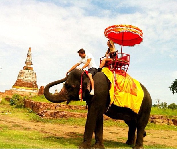 Danielle Winits e Amaury Nunes andam de elefante (Foto: Reprodução/ Instagram)