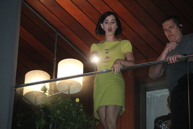 Katy Perry na sacada (Foto: Roberto Filho/ Ag.News)