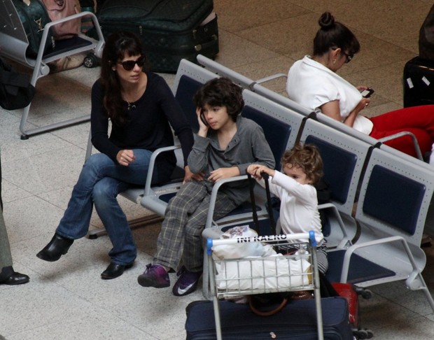 Maria Ribeiro com os filhos no aeroporto Santos Dumont, Rio de Janeiro (Foto: Henrique Oliveira / FotoRioNews)