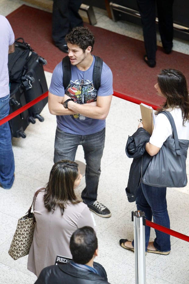 José Loreto no aeroporto  (Foto: Leotty Junior / AgNews)