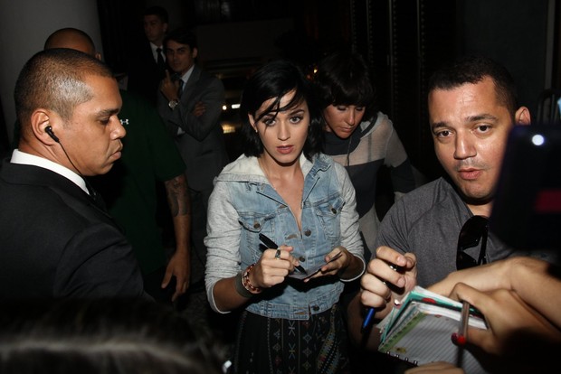 Katy Perry atende fãs na porta do hotel, no Rio de Janeiro (Foto: Manuela Scarpa/Foto Rio News)