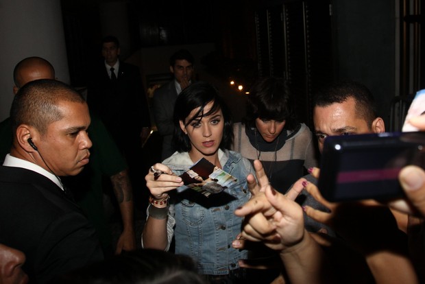 Katy Perry atende fãs na porta do hotel, no Rio de Janeiro (Foto: Manuela Scarpa/Foto Rio News)