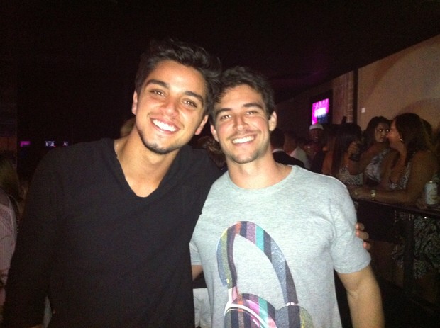 Rodrigo Simas e Bernardo Velasco em show no Rio (Foto: EGO)