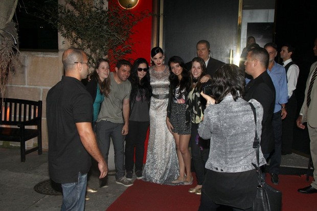 Katy Perry posa com fãs em restaurante na Zona Sul do Rio (Foto: Delson Silva e Gabriel Reis/ Ag. News)
