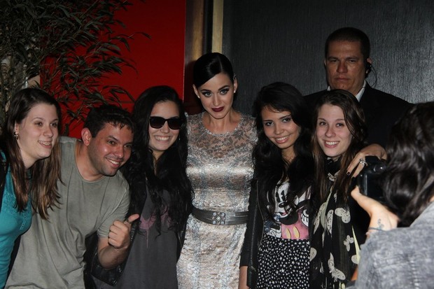 Katy Perry posa com fãs em restaurante na Zona Sul do Rio (Foto: Delson Silva e Gabriel Reis/ Ag. News)