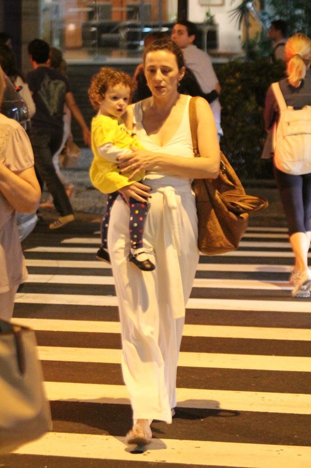 Paula Braun, mulher de Mateus Solano, passeia com a filha no Leblon (Foto: Rodrigo dos Anjos / AgNews)