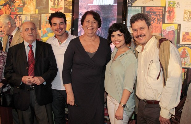 Vanessa Giácomo e elenco de 'Gabriela' em exposição sobre Jorge Amado (Foto: Isac luz / EGO)