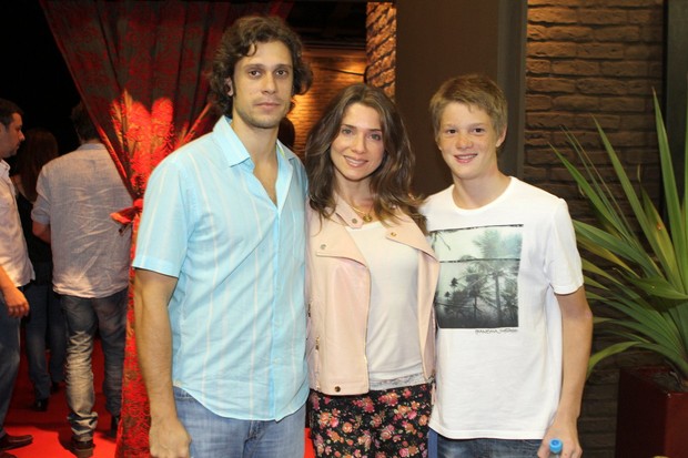 Letícia Spiller com o marido e o filho na estreia da peça 'O Cara' (Foto: Raphael Mesquita / Foto Rio News)