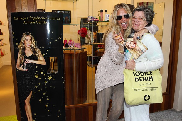 Adriane Galisteu com a mãe, Emma, em lançamento de perfume (Foto: Manuela Scarpa / Foto Rio News)