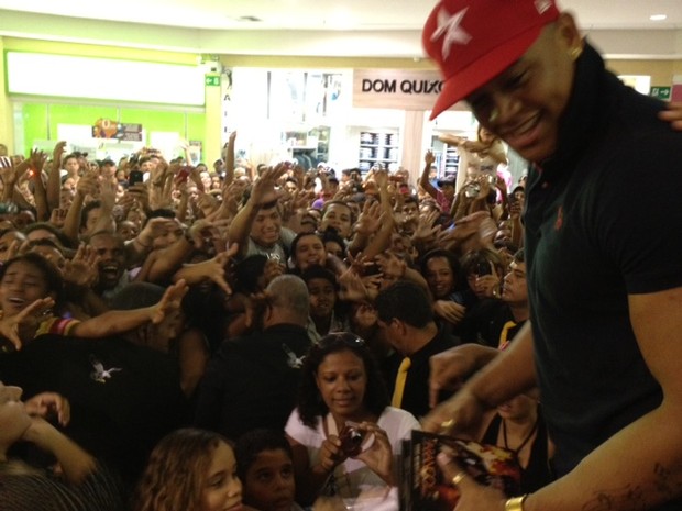 Léo Santana em sessão de autógrafos em shopping em Aracajú (Foto: Divulgação)