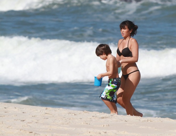 Daniele Suzuki e filho em praia no Rio de Janeiro (Foto: Delson Silva/AgNews)