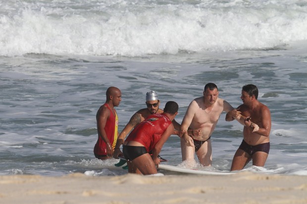 Paulo Vilhena ajuda banhsita na praia do Recreio (Foto: Dilson Silva / AgNews)