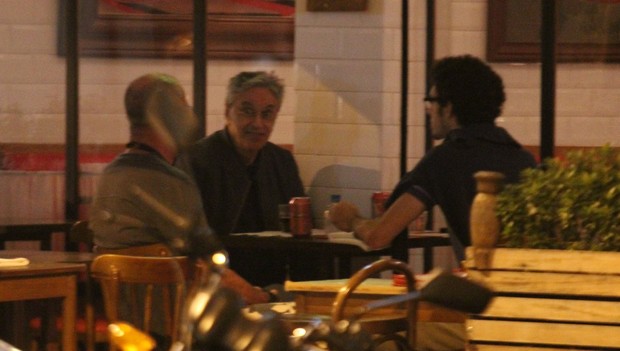 Caetano Veloso com o filho em restaurante no Rio (Foto: Rodrigo dos Anjos / Ag. News)