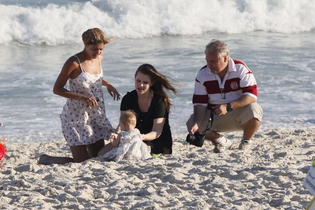Carolinie Figueiredo com a filha na praia e Sophie Charlotte (Foto: Yuri Canaverde / AgNews)