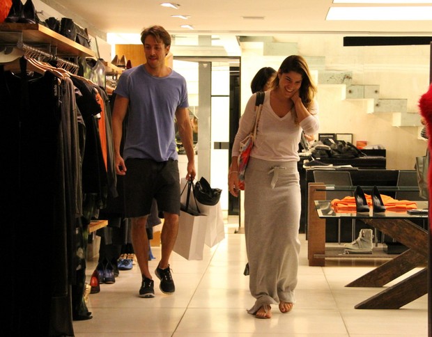 Priscila Fantin e o marido passeiam em shopping do Rio (Foto: Daniel Delmiro / AgNews)
