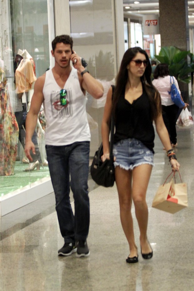 José Loreto passeia com namorada em shopping no Rio de Janeiro (Foto: Marcos Ferreira / PhotoRioNews)