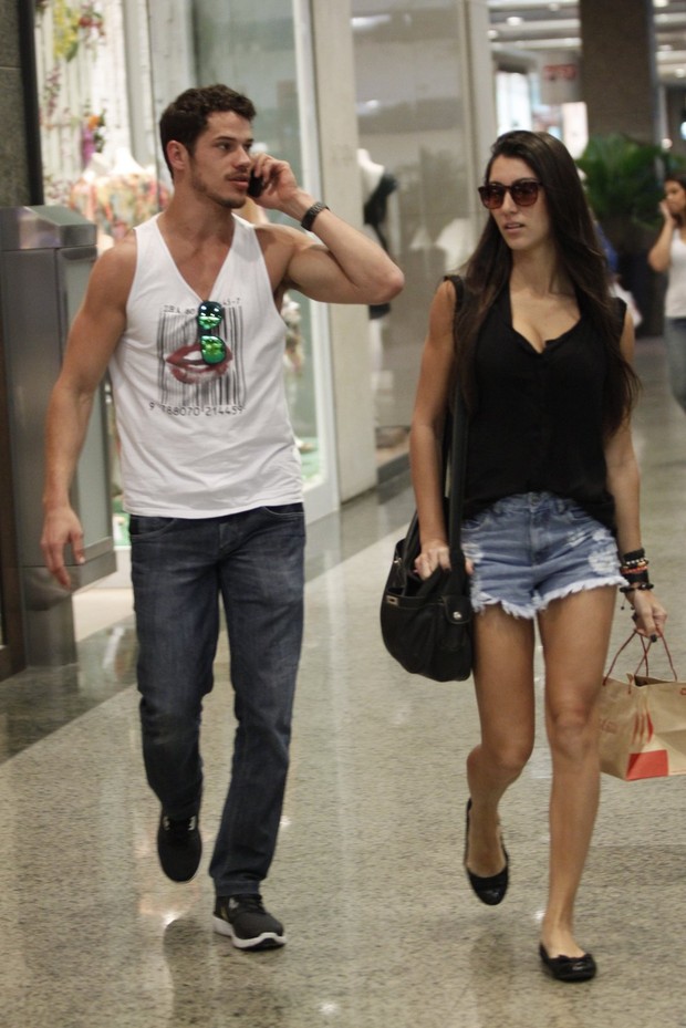 José Loreto passeia com namorada em shopping no Rio de Janeiro (Foto: Marcos Ferreira / PhotoRioNews)