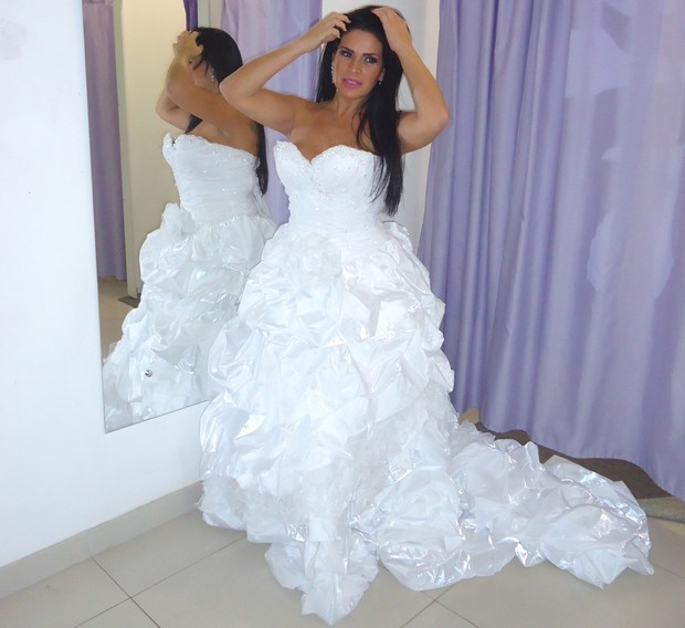 Solange Gomes fotografa para loja de noivas (Foto: Adriana Cunha / Divulgação)