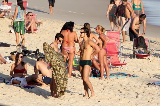 Emiliano D’Avila com amigos na praia do Arpoador (Foto: Wallace Barbosa/AgNews)