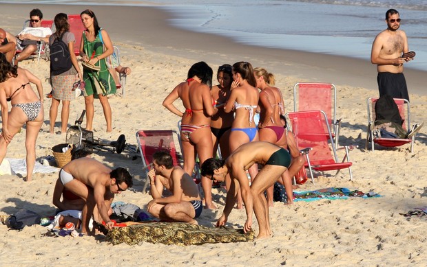 Emiliano D’Avila com amigos na praia do Arpoador (Foto: Wallace Barbosa/AgNews)