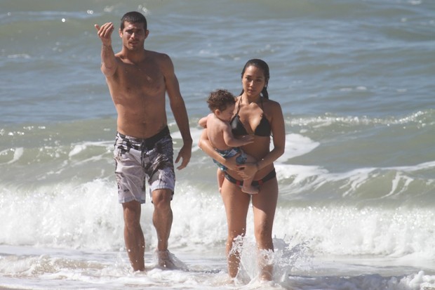 Daniele Suzuki e filho em praia no Rio de Janeiro (Foto: AgNews/Dilson Silva)
