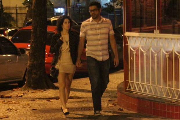 Maria Flor com o namorado no Leblon, Zona Sul do Rio (Foto: Rodrigo dos Anjos / Ag. News)